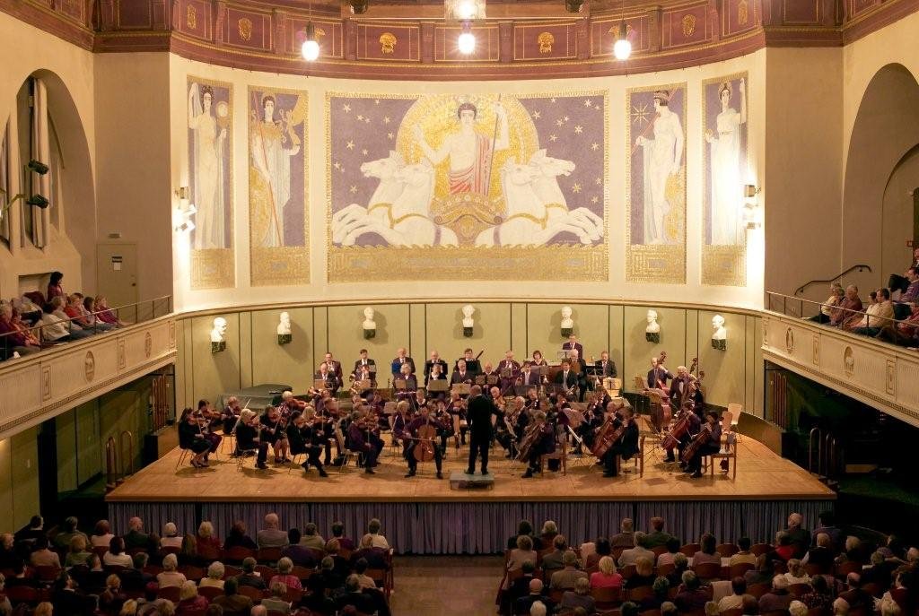 Bild des Orchesters in der Aula der LMU